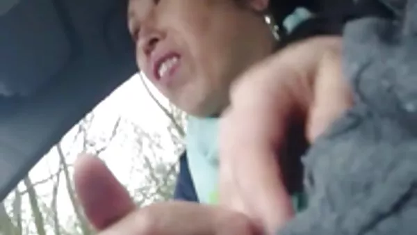 矮牵牛坐底跨沟的丝袜。 停车的女孩管公共色情的真实年轻的裸体模特