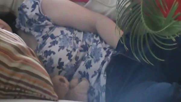 处理与宽容的父母的青少年女孩尿在一个阴茎。 偷窥玛丽*摩尔他妈的邪恶的双胞胎的裸体